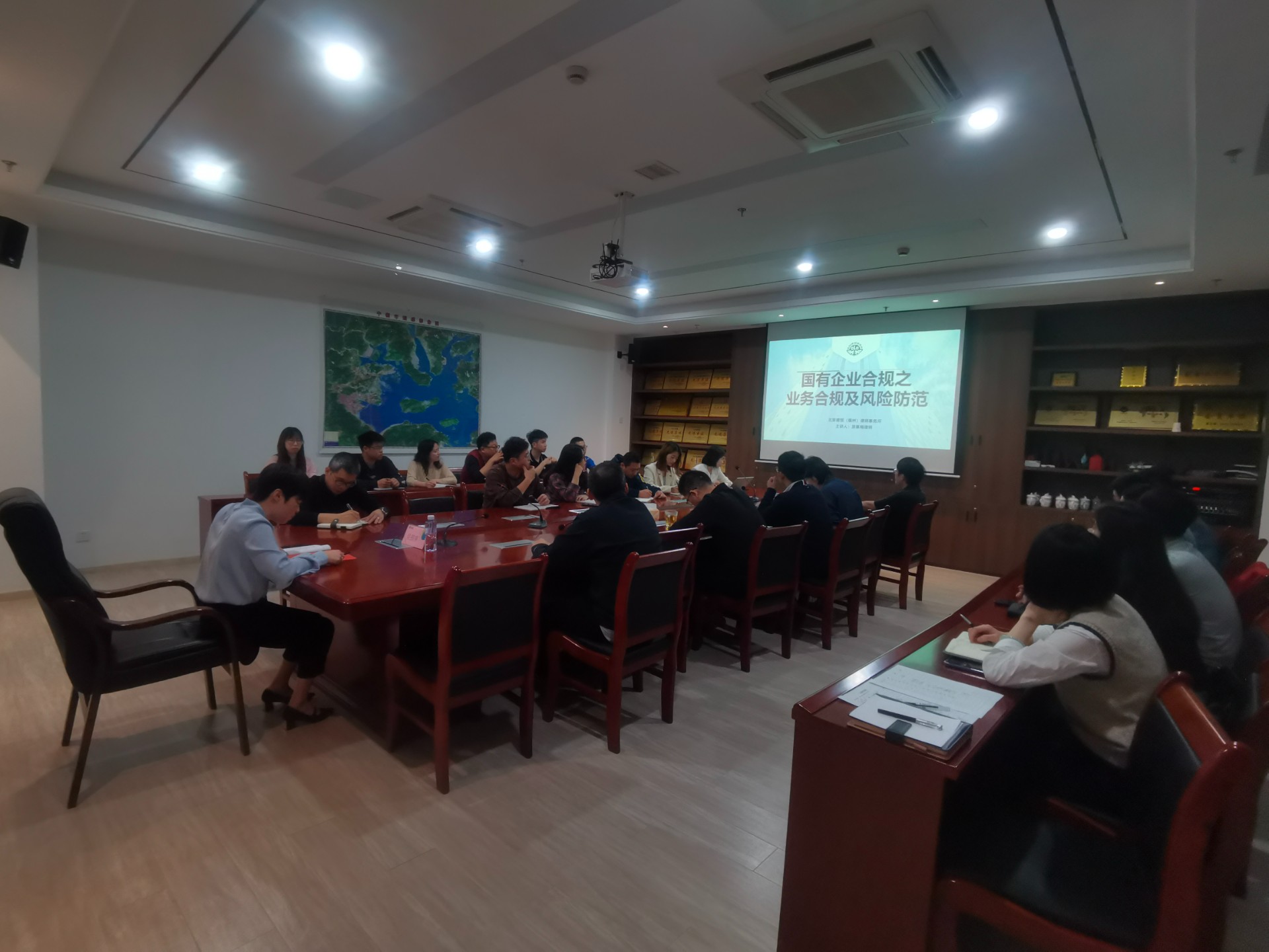 合規(guī)講堂第一課——市交投物流集團(tuán)開展國(guó)企業(yè)務(wù)合規(guī)及風(fēng)險(xiǎn)防范培訓(xùn)，劉招蕊拍攝.jpg