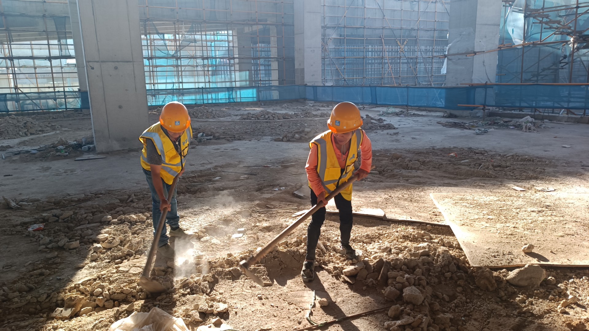 堅守一線“戰(zhàn)高溫” 項目建設(shè)有“涼策”，王俊宇拍攝2.jpg