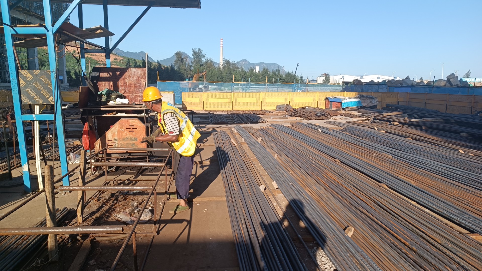 堅守一線“戰(zhàn)高溫” 項目建設(shè)有“涼策”，王俊宇拍攝1.jpg