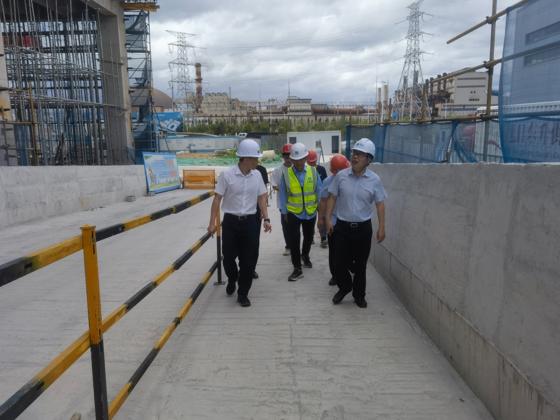 市交投集團(tuán)領(lǐng)導(dǎo)深入市交投物流集團(tuán)重點(diǎn)項目現(xiàn)場檢查指導(dǎo)防汛防臺風(fēng)工作，曾騫拍攝1.jpg